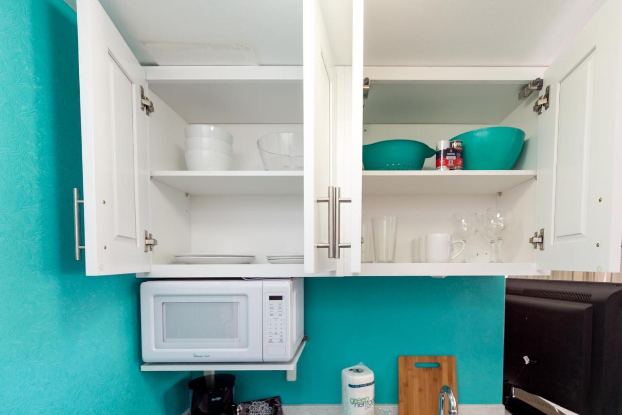 Aloha Vibes Await! Stylish Condo At Aloha Surf - Mountain And City Views Honolulu Bagian luar foto