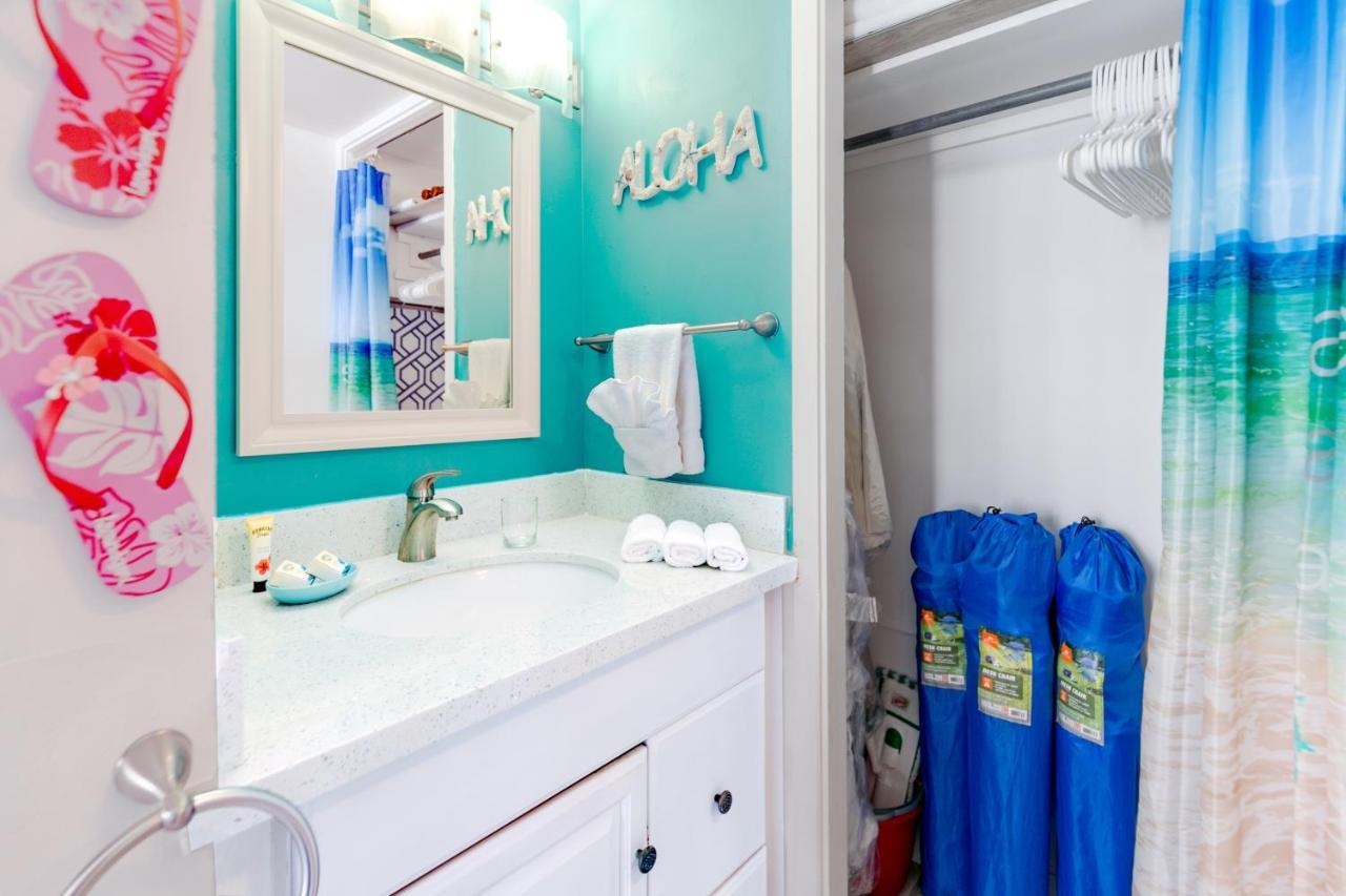 Aloha Vibes Await! Stylish Condo At Aloha Surf - Mountain And City Views Honolulu Bagian luar foto