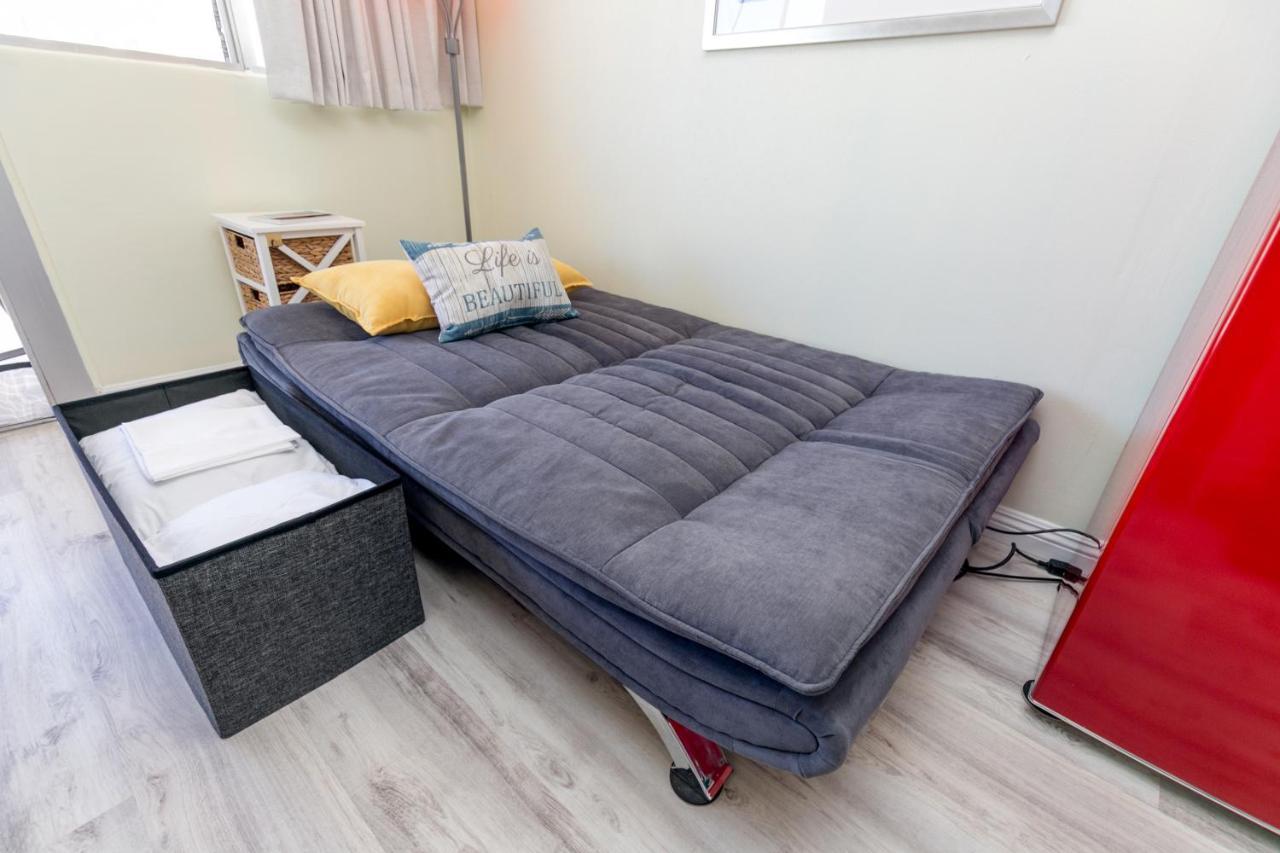 Aloha Vibes Await! Stylish Condo At Aloha Surf - Mountain And City Views Honolulu Bagian luar foto